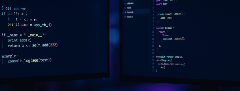 Terminal Claude Code en pleine session de refactoring sur un dual-écran de développeur en 2026