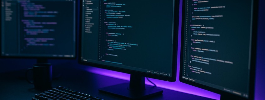 Trois écrans côte à côte affichant trois assistants IA dev différents pour comparer leurs interfaces