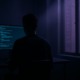 Silhouette d'un développeur dans un espace baigné de lumière atmosphérique évoquant le vibe coding