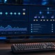 Stack DevOps minimaliste pour développeur indépendant affichée sur un écran avec quatre piliers